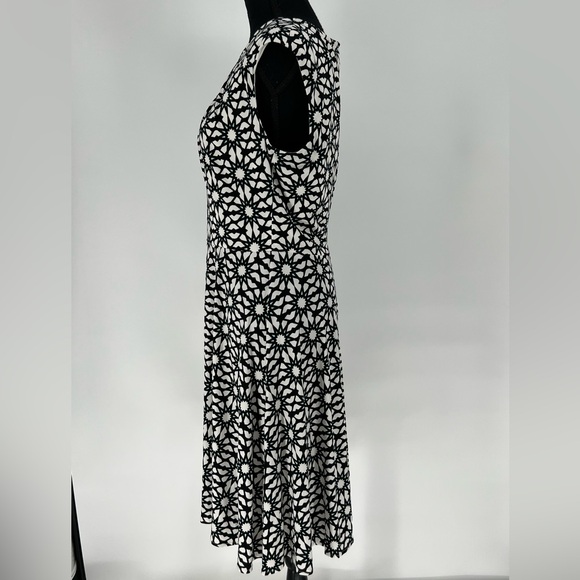 WISP GEOMETRIC KEYHOLE BODICE WHITE DRESS BLACK‎ DESIGN WITH BLUE ACCENT. - Picture 3 of 10